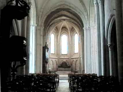 Le chœur est éclairé de 5 fenêtres à double meneaux