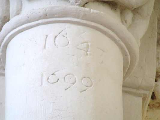 Date sur colonne chapelle nord